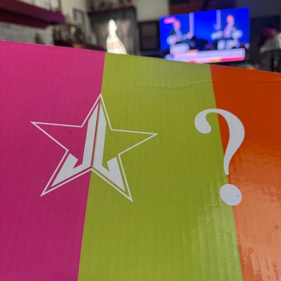 Jeffree Star Limited Edition Discountinued Cosmetic Bag with 18 Cosmetics - Picture 8 of 12